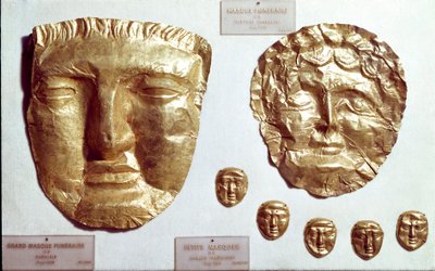 Phönizische Kunst: Große Goldmasken auf dem Gesicht von Frau und Mann und Gruppe von fünf kleinen Goldmasken unten von Phoenician Phoenician