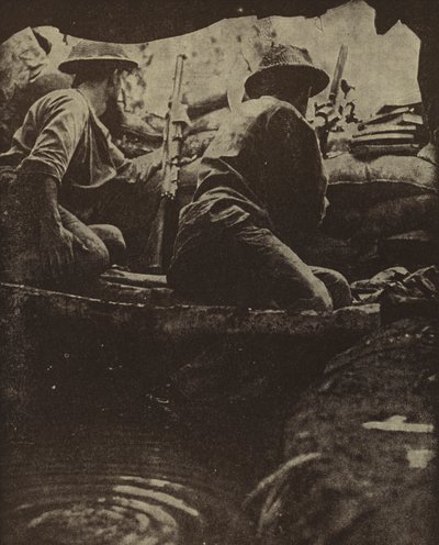 Australische Soldaten in einer wassergefüllten Schützenmulde, Sanananda, Neuguinea, Zweiter Weltkrieg von Photographer Australian