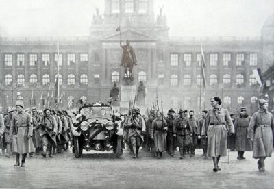 Tschechische Truppen begleiten Präsident Thomas Masaryk in Prag, 25. Dezember 1918 von Photographer Czech
