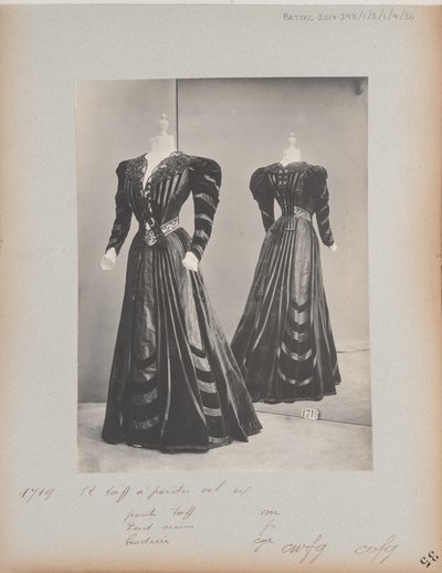 Albumseite: House of Worth, Kleid von Photographer French