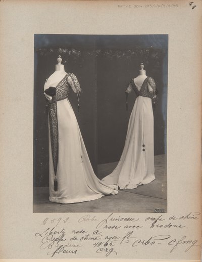 Albumseite: House of Worth, Abendkleid von Photographer French