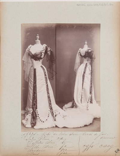 Albumseite: House of Worth, Abendkleid von Photographer French