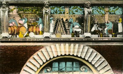 Fries über der Tür, der die verschiedenen Stadien der Weinherstellung darstellt, Reims, rue de Mars, Eingang des Maison des Champagnes Veuve Clicquot (Clicquot-Ponsardin) (kolorierte Postkarte) von Photographer French