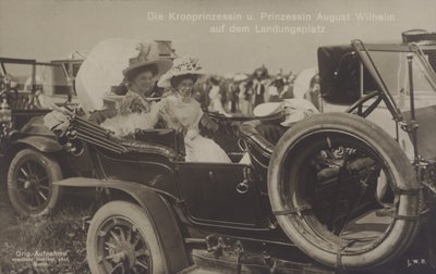 Kronprinzessin Cecilie und Prinzessin August Wilhelm von Deutschland auf einem Zeppelin-Landeplatz von Photographer German