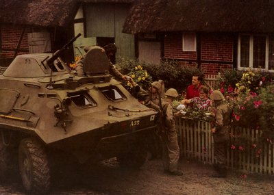 Während einer Rast auf einem Marsch werden die Soldaten der Nationalen Volksarmee von den Einwohnern herzlich empfangen von Photographer German