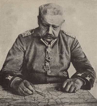 Feldmarschall von Hindenburg studiert eine Karte von Photographer German