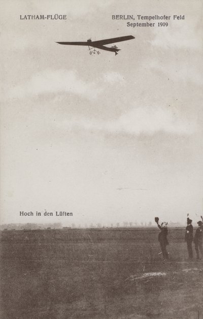 Der französische Flieger Hubert Latham fliegt über den Flugplatz Tempelhof, Berlin, September 1909 von Photographer German