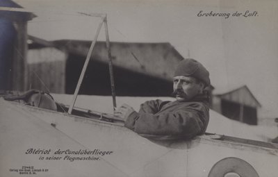 Der französische Flieger Louis Bleriot, der erste, der den Ärmelkanal überflog, in seinem Eindecker von Photographer German