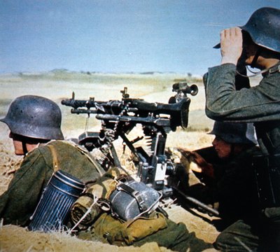 Deutsches MG34 Maschinengewehr auf einem Stativ für Dauerfeuer montiert von Photographer German