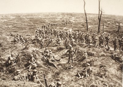 Deutsche Infanterie überquert den Chemin des Dames, um dem sich zurückziehenden Feind zu folgen, 27. Mai 1918 (s/w Foto) von Photographer German