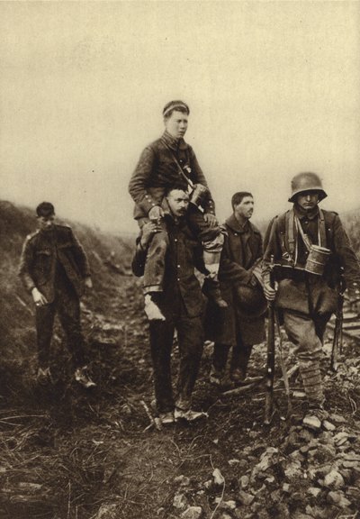 Deutscher Infanterist mit Beinwunde, der von britischen Gefangenen vom Schlachtfeld getragen wird, Erster Weltkrieg von Photographer German