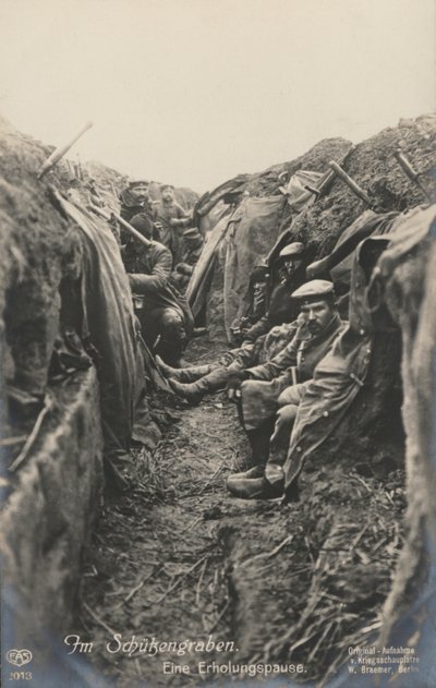 Deutsche Soldaten machen eine Pause in den Schützengräben, Erster Weltkrieg von Photographer German