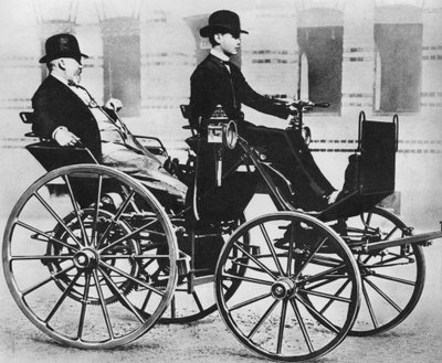 Gottlieb Daimler, mit seinem Sohn fahrend, im ersten Automobil von Photographer German