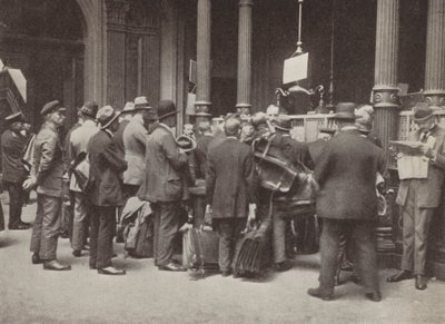 Hyperinflation in der Weimarer Republik: Mitglieder der Öffentlichkeit stehen vor der Reichsbank in Berlin mit Koffern, um ihr Geld zu transportieren, Juli 1923 von Photographer German