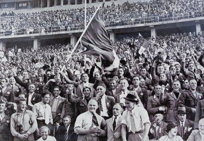 Italienische Fans unterstützen ihre Athleten im Stadion bei den Olympischen Spielen, Berlin, Deutschland von Photographer German