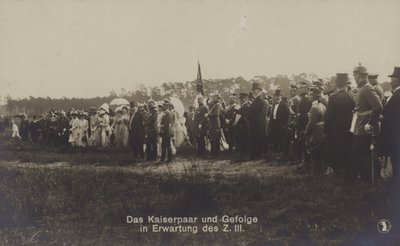 Kaiser Wilhelm II. und Kaiserin Victoria Augusta von Deutschland und ihr Gefolge erwarten die Ankunft des Zeppelin LZ III von Photographer German