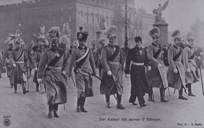 Kaiser Wilhelm II. von Deutschland und seine sechs Söhne in Militäruniform von Photographer German