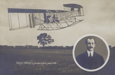 Orville Wright fliegt sein Flugzeug in Berlin, August von Photographer German