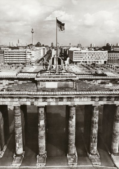 Geschützt durch sichere Grenzen geht der Aufbau der Hauptstadt der DDR weiter (s/w Foto) von Photographer German