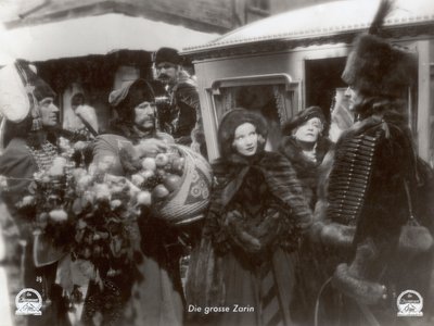 Szene aus dem Film "Die scharlachrote Kaiserin" mit Marlene Dietrich von Photographer German