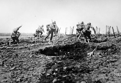 Deutsche Sturmtruppen im Ersten Weltkrieg rücken bei Sedan mit Granatensäcken um den Hals vor, Westfront von Photographer German