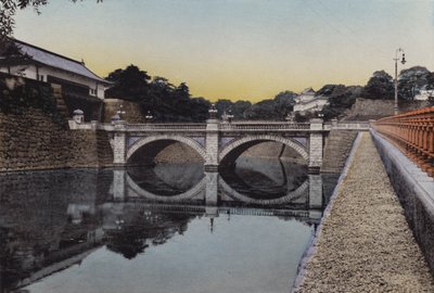 Japan, ca. 1912: Eingang zum Kaiserpalast, Tokio; Wo früher das Schloss der Shogune stand (Foto) von Photographer Japanese