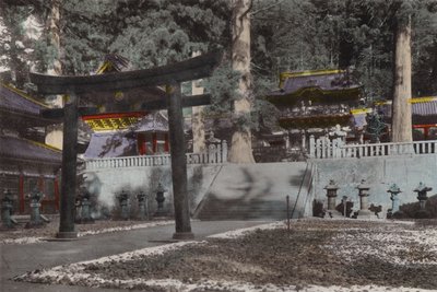 Japan, ca. 1912: Mausoleum und Gelände des ersten Shoguns, Iyeyasu der Tokugawa-Dynastie, fast 300 Jahre alt, Nikko (Foto) von Photographer Japanese