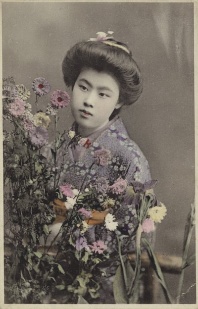 Japanisches Mädchen mit Blumen von Photographer Japanese