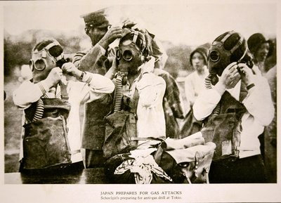 Japanische Schulmädchen in Tokio bereiten sich auf eine Anti-Gas-Luftangriffsübung vor von Photographer Japanese