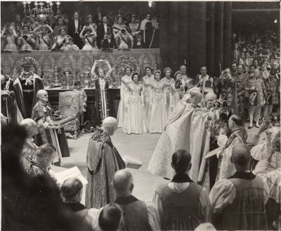 Herzogin Mary, mit ihrer Krone, die Königin Elizabeth II. bei der Krönung huldigt von Blaise Nicolas Le Sueur