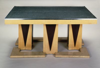 Tisch, von Pierre-Emile Legrain, in dunkel lackiertem Sykomore, Art-Déco-Stil. Frankreich, 20. Jahrhundert. von Pierre E. Legrain