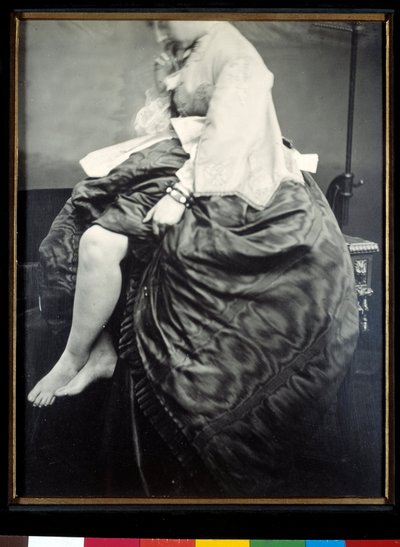 Gräfin Verasis de Castiglione, geborene Virginia Oldoini, sitzt auf einem Tisch. Die Gräfin hebt ihr Kleid, um ihre Beine und Füße zu entblößen. Silbergelatine-Bromid-Test von Louis Pierson von Pierre Louis Pierson