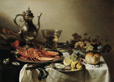 Tisch mit Hummer, Silberkrug, großem Berkemeyer, Obstschale, Geige und Büchern, 1641 von Pieter Claesz