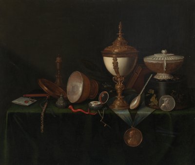 Stillleben mit Straußeneibecher und den Whitfield-Erbstücken, ca. 1670 von Pieter Gerritsz van Roestraeten