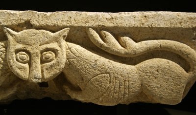 Detail eines zoomorphen Kapitells von einer der ursprünglichen Säulen von Portuguese School