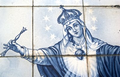 Detail der Jungfrau Maria von einem dekorativen Panel, das sie zeigt, wie sie die Schlange zertritt, Lamego, Portugal. 1738 von Portuguese School