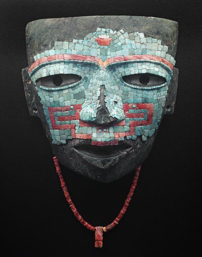 Begräbnismaske bedeckt mit Türkis- und Rotmuschel-Mosaik. Artefakt aus Teotihuacan, Mexiko-Stadt. Teotihuacan-Zivilisation - Präkolumbianische Kunst: Begräbnismaske aus Türkis- und rosa Steinen aus der Zivilisation von Teotihuacan III (300-650 n. Chr.) Mex von Pre Columbian Pre Columbian