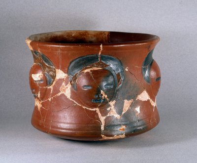 Präkolumbische Kunst, Kotosh-Kultur: Terrakottagefäß mit menschlichen Gesichtern. 1000 v. Chr.-800 n. Chr. von Pre Columbian Pre Columbian