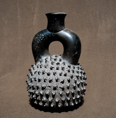 Präkolumbianische Kunst, Cupisnique-Zivilisation: Vase in Form eines Käfers und Granatapfels. 300 v. Chr.-100 n. Chr. Lima, Nationalmuseum für Anthropologie und Archäologie, Peru von Pre Columbian Pre Columbian