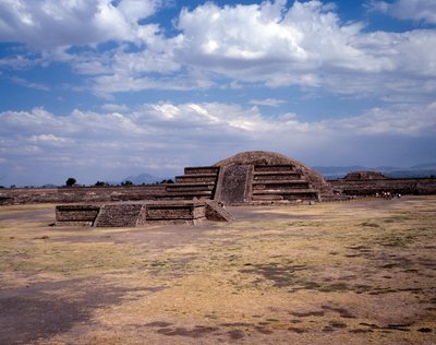 Präkolumbische Zivilisation: Blick auf die Stätte von Teotihuacan: der Tempel (oder die Pyramide) der Sonne von Pre Columbian Pre Columbian