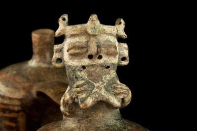 Keramik mit Doppelkörper und Brückengriff / Vicus-Kultur von Precolombian Precolombian