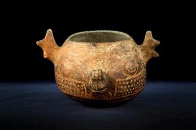 Kugelförmige Keramik mit zoomorpher Dekoration / Präkolumbianische Kunst von Precolombian Precolombian