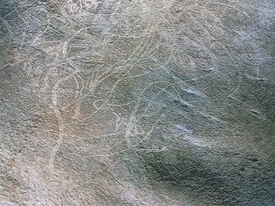 Umrissbilder von menschlichen weiblichen Figuren und Mammuts, Paläolithikum (ca. 40000-12000 v. Chr.) von Prehistoric Prehistoric