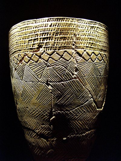 Keramik mit „Kammzahn“-Dekor, ca. 8000 v. Chr. aus der Jungsteinzeit, Amsa-Dong, Korea. Fotografie, Seoul National Museum, Republik Korea von Prehistoric Prehistoric