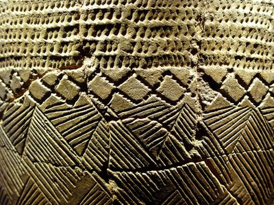 Töpferware mit „Kammzahn“-Dekor, ca. 8000 v. Chr. der Jungsteinzeit, Amsa-Dong, Korea. Fotografie, Seoul National Museum, Republik Korea von Prehistoric Prehistoric