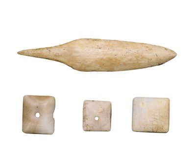 Vorgeschichte (Neolithikum): Pfeilspitze und Knochenknöpfe. Aus der Cueva Toralla (Lleida) von Prehistoric Prehistoric