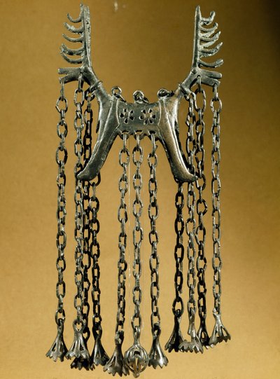 Prähistorie: Elan-förmiger Anhänger mit zwei Köpfen aus einem Fundort in Dolanlar (Aserbaidschan) Bronzezeit. Baku, Aserbaidschanisches Staatliches Religionsgeschichtliches Museum von Prehistoric Prehistoric