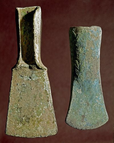 Vorgeschichte: Axt und Speerspitze aus Feuerstein. Zivilisation der Apenninen (oder italienische Bronzezeit). 1400-1300 v. Chr. Perugia, Museo Archeologico Nazionale dell