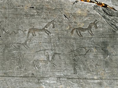 Vorgeschichte, Zivilisation der Camunni, Felskunst: ein Grabfelsen mit einer Jagdszene, ein Jäger schwingt einen Speer. Zeitraum zwischen dem Neolithikum und der Bronzezeit. Capo di Ponte, Parco nazionale delle incisioni rupestri di Naquane, Valcamonica, V von Prehistoric Prehistoric