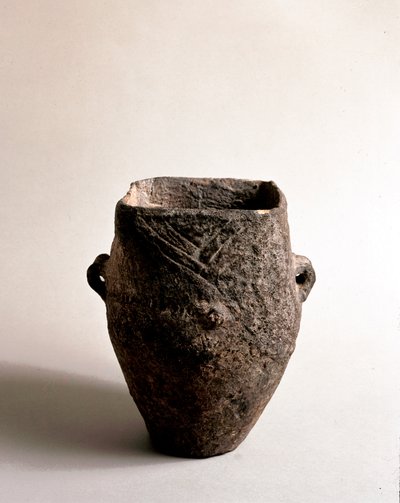 Vorgeschichte: Terrakottavase mit quadratischer Öffnung aus dem Neolithikum aus der Caverna Delle Arene in Candide (Ligurien). Pegli, Museo Villa Pallavicini von Prehistoric Prehistoric